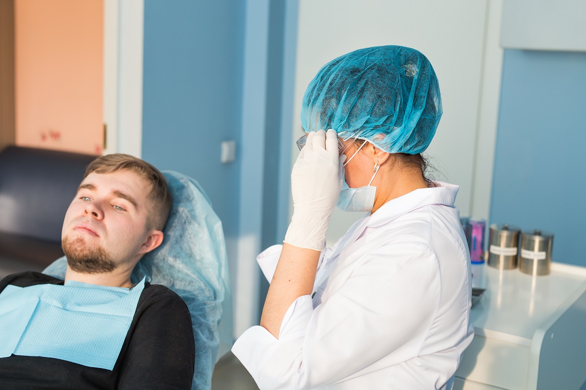 Co powoduje nadwrażliwość zębów?